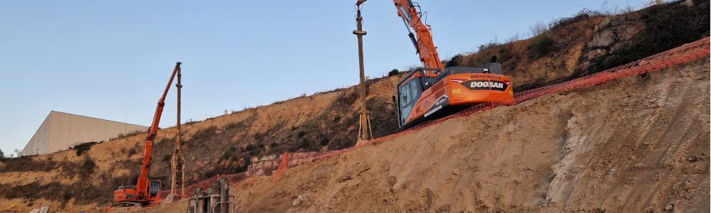 Excavadora de cadenas Develon DX210LC, para trabajos de excavación a gran profundidad