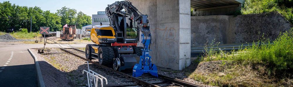 Mecalac lanza 216MRail,  excavadora ferroviaria