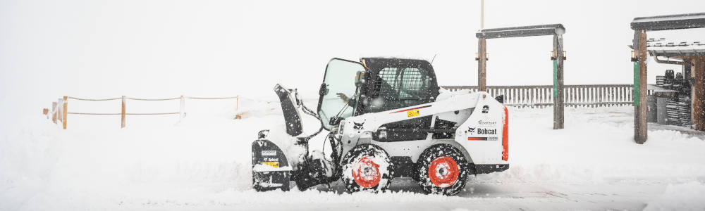Máquinas Bobcat trabajando en excavaciones arqueológicas del Mausoleo de Augusto en Roma