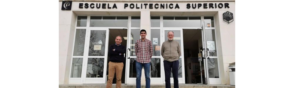 os investigadores José María Fernández, David Suescum y José Ramón Jiménez, en la Escuela Politécnica Superior de Belmez