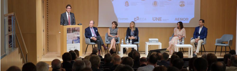 De izquierda a derecha, el presidente de Oficemen y de IECA, Alan Svaiter; el presidente de UNE, Alfredo Berges Valdecantos; la vicerrectora de Infraestructuras y Sostenibilidad, Montserrat Zamorano Toro; la alcaldesa de Granada, Marifrán Carazo Villalonga; la consejera de Fomento, Articulación del Territorio y Vivienda de la Junta de Andalucía, Rocío Díaz Jiménez, y el decano-presidente del Colegio Oficial de Arquitectos de Granada, Ismael Rodríguez Pedrosa.