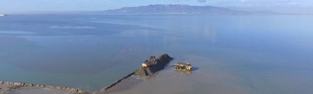 Excavadora Doosan DX235LCR-5 repara los destrozos en el Delta del Ebro