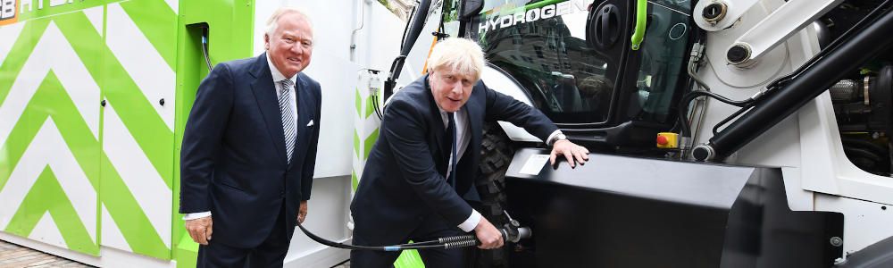 El Primer Ministro de UK , Boris Johnson reposta el prototipo de retroexcavadora de hidrógeno de JCB
