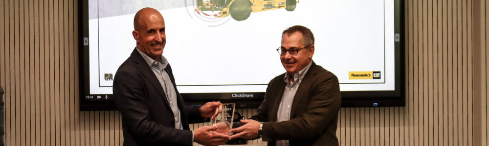 Entrega de placa conmemorativa de Pierre Nicola Fovini, CEO de Finanzauto, a José Antonio Nieto