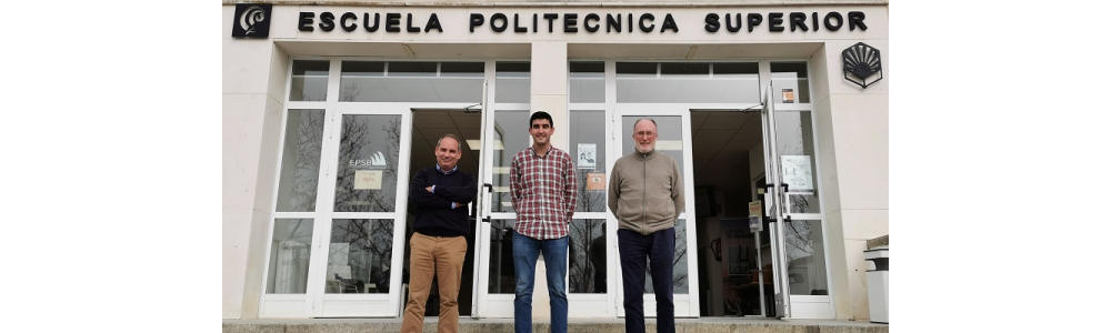 os investigadores José María Fernández, David Suescum y José Ramón Jiménez, en la Escuela Politécnica Superior de Belmez