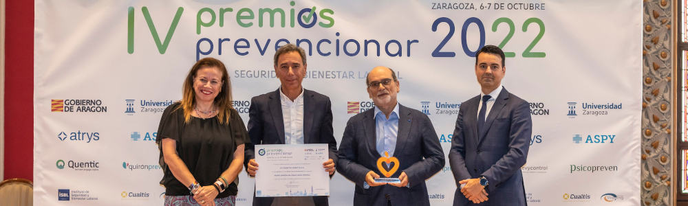 Miguel del Río, director de Personas de Votorantim Cimentos y Santiago Díaz de Freijo, coordinador de Salud y Bienestar, recogiendo el premio.