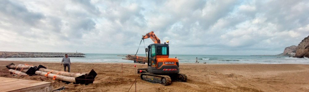 miniexcavadora Develon DX62R en la costas de Castelldefels (Barcelona)