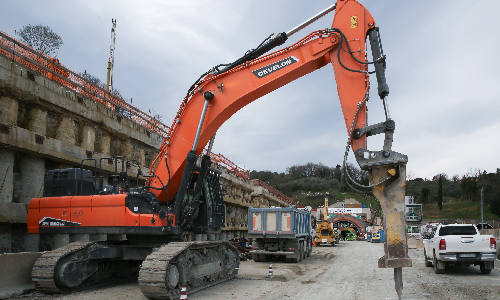 Maquinaria Develon - Obra Autopista