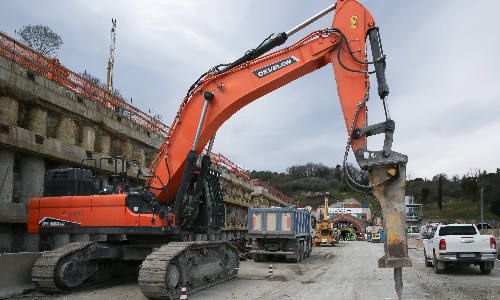 Maquinaria Develon - Obra Autopista