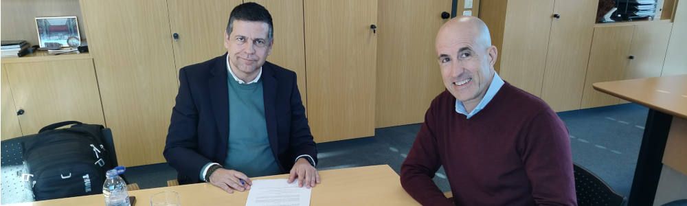 José Luis González, fundador y CEO de Canarymaq, junto con José Antonio Nieto, CEO de Putzmeister Ibérica, durante la firma del contrato