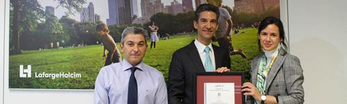 José Sánchez, responsable de logística por carretera de LafargeHolcim; Pablo Corróns, director de Marketing Sectorial y de Producto de AENOR y Natalia Von Der Schmidt, responsable del Sistema de Gestión de la Seguridad Vial de LafargeHolcim