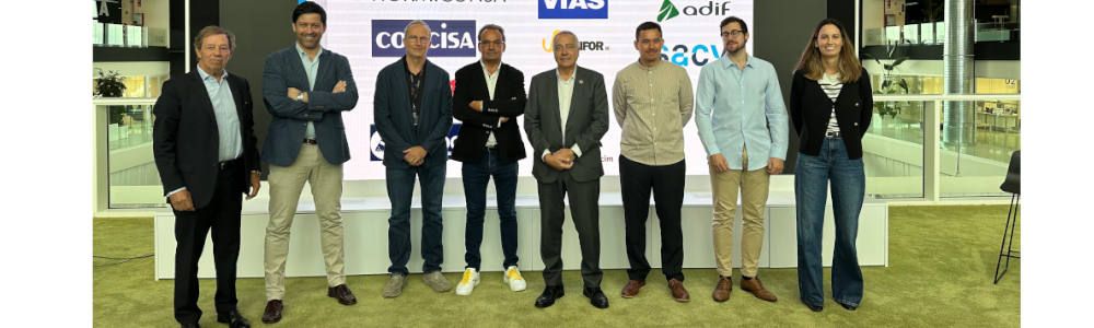 Representantes de Smart Engineering y Witeklab, durante la presentación de CSSI junto a Pere Navarro, delegado especial del Estado en el Consorci de la Zona Franca