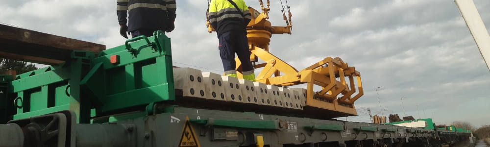 Carga de traviesas en vagón en la planta de Typsa en Luceni (Zaragoza)