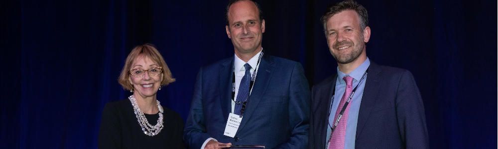 El jefe del Departamento de Sostenibilidad del Puerto de Vigo, Carlos Botana, y el jefe de División de Proyectos y Obras de esta misma entidad, Gerardo González, en la recogida del Premio Mundial a la Sostenibilidad 2022 de la IAPH.