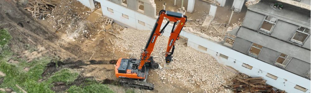 Demolición del antiguo edificio Tesla en la República Checa realizada con una excavadora DEVELON DX380DM-7