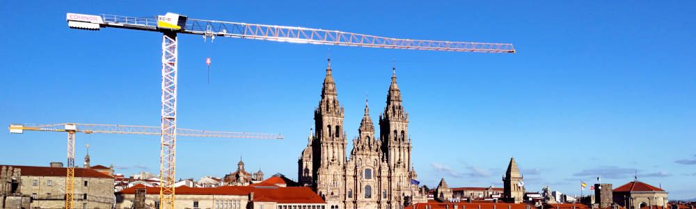 Las grúas torre Liebherr 125 EC-B y 71 EC-B de Maga Vigo colaboran en la restauración del parador de Santiago de Compostela