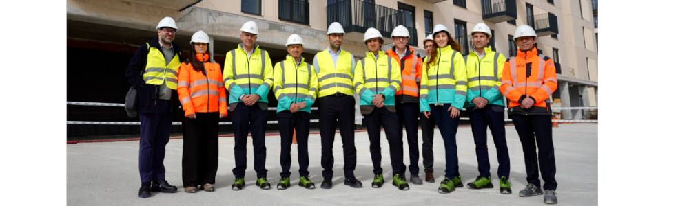 Visita del ministro de Economía, Comercio y Empresa, Carlos Cuerpo, a construcción industrializada con Molins