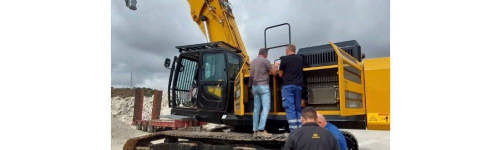 Representantes de MOVITRANS y SANY Iberia realizan la entrega y formación técnica de la SY500HRD