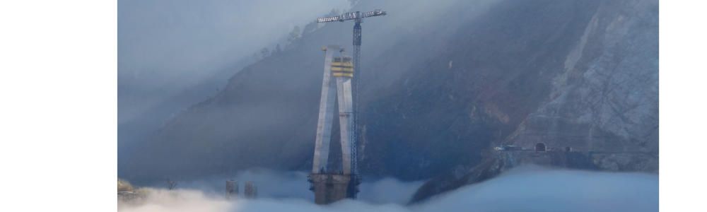 Una grúa torre 21CM550 de Comansa trabaja en la construcción del primer puente ferroviario atirantado de la India