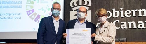 En el centro, Santiago Díaz de Freijo López, Coordinador de Salud y Bienestar de Votorantim Cimentos España, junto a María Jesús Sagües Cifuentes, Consejera Técnica del INSST