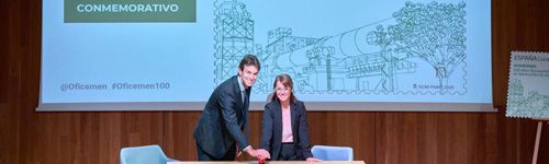 El presidente de Oficemen, Alan Svaiter, junto a la directora de Filatelia y Relaciones Institucionales de Correos, Nuria Lera Hervás, en la presentación del libro y el sello de correo conmemorativos de los 100 años de la Agrupación de Fabricantes de Cemento de España.