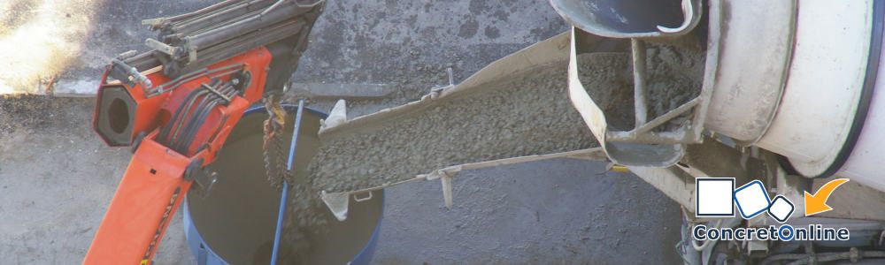 Camión hormigonera en obra