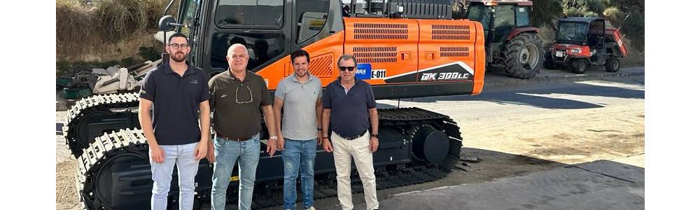 Excavadora de orugas DX300LC-7 Develon, en las obras del AVE Murcia-Almería