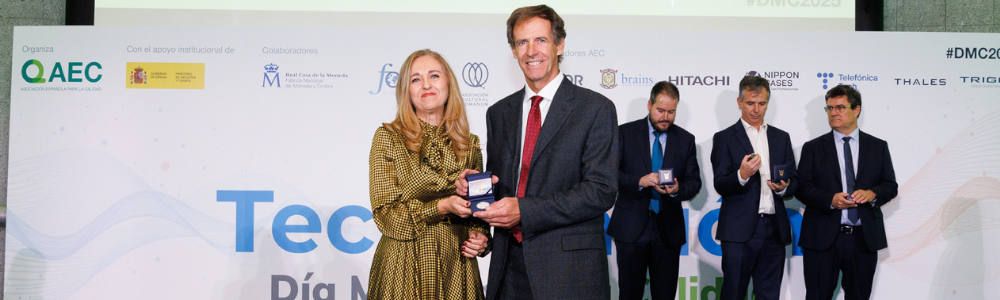 Carlos Peraita - Anefhop - recibe el reconocimieno de la AEC