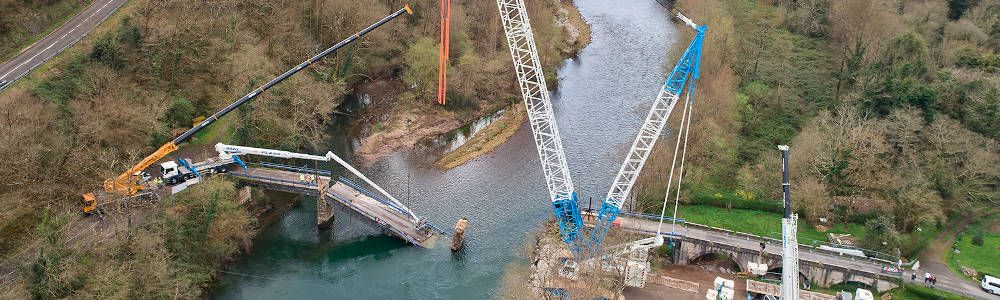 La grúa Liebherr LR 1600/2 de Grúas Roxu desmonta el puente de Quinzanas, en Pravia (Asturias)