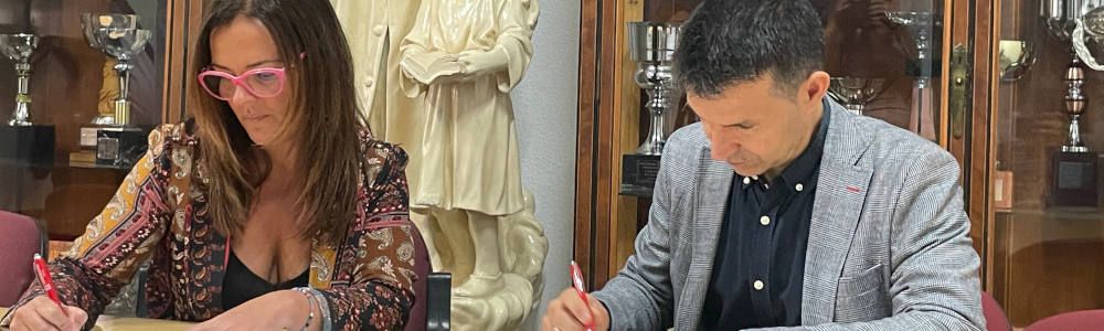 Óscar Vázquez y Gemma Ruiz durante la firma del acuerdo