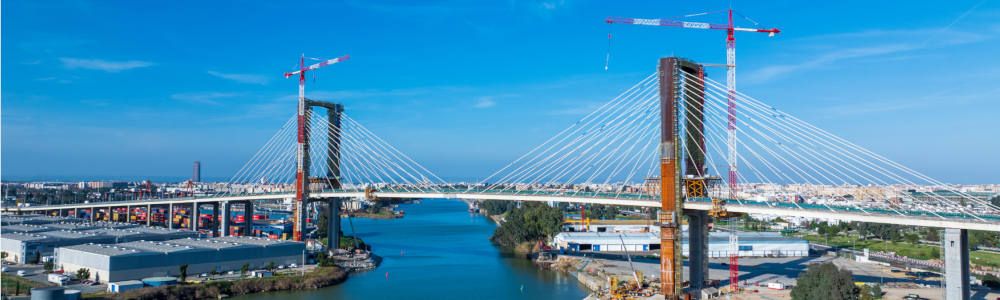 Dos grúas torre Liebherr 420 EC-H 16 Litronic elegidas para la remodelación del puente V Centenario de Sevilla